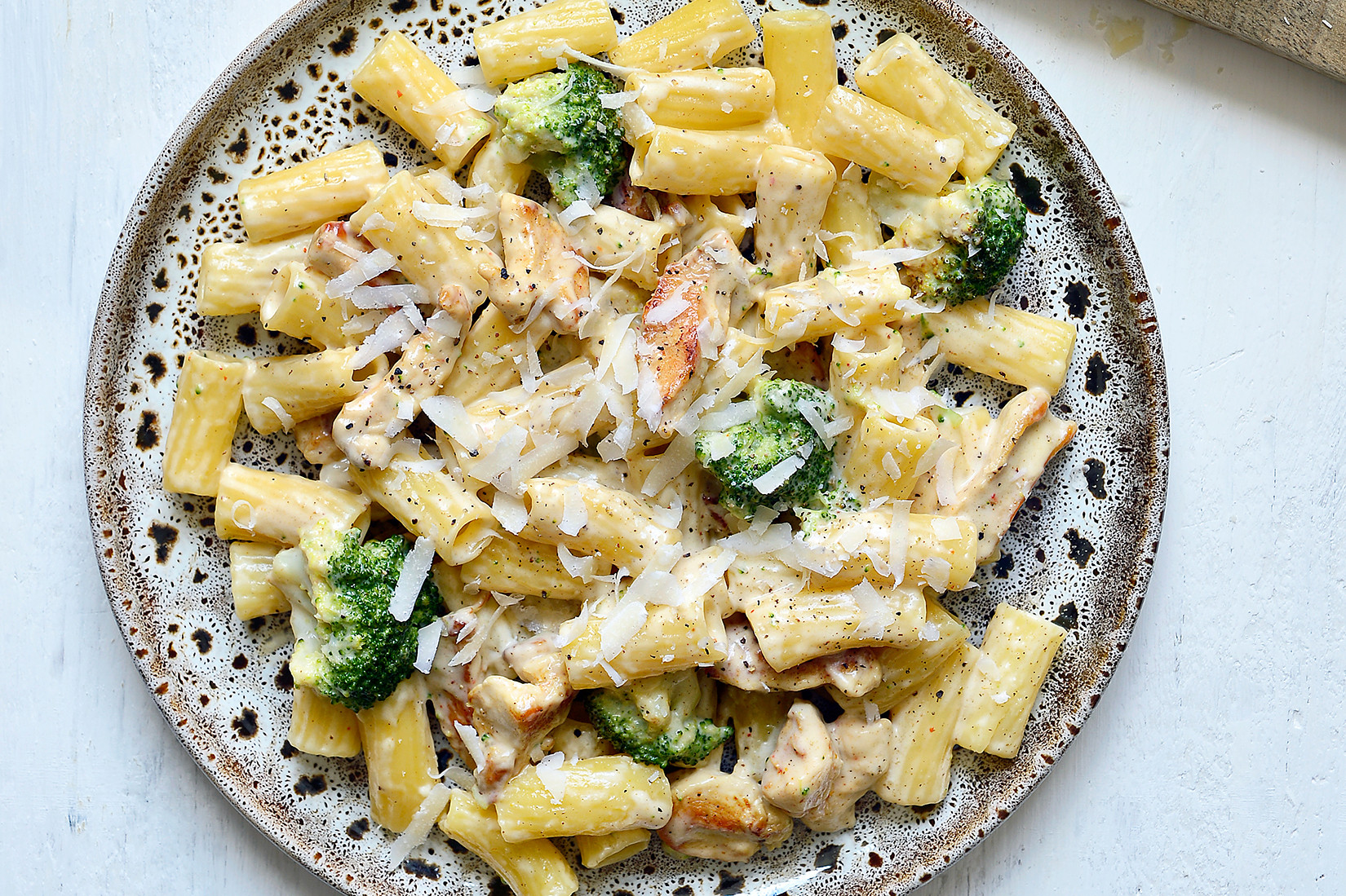 Pasta Alfredo met broccoli en kip